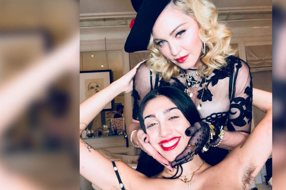 Lourdes eifert ihrer berühmten Mutter Madonna nach, zumindest was freizügige Outfits angeht.