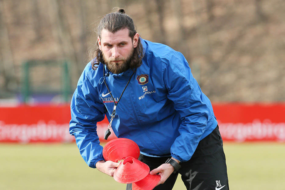 Cheftrainer für ein Spiel? Robin Lenk bereitet zusammen mit Werner Schoupa und Max Urwantschky die Mannschaft auf das so wichtige Sechs-Punkte-Spiel in Bielefeld vor.