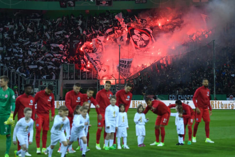 Brandgefährliche Fan-Euphorie im Stadion (Symbolfoto).