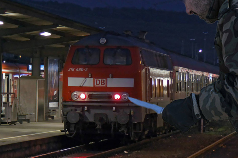 Ohne Fahrausweis aber mit Messer bewaffnet wurde ein 26-Jähriger in einem Zug aufgegriffen. (Symbolbild)