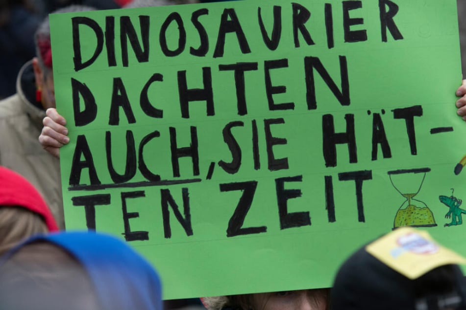 Ein Plakat bei einer "Fridays for Future"-Demonstration in Berlin macht auf die Notwendigkeit des raschen Handelns aufmerksam.