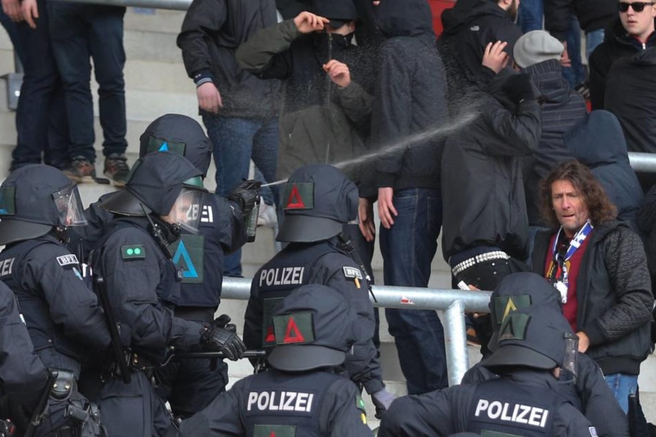 Die Polizei musste bei den Krawallen auch Pfefferspray einsetzen.