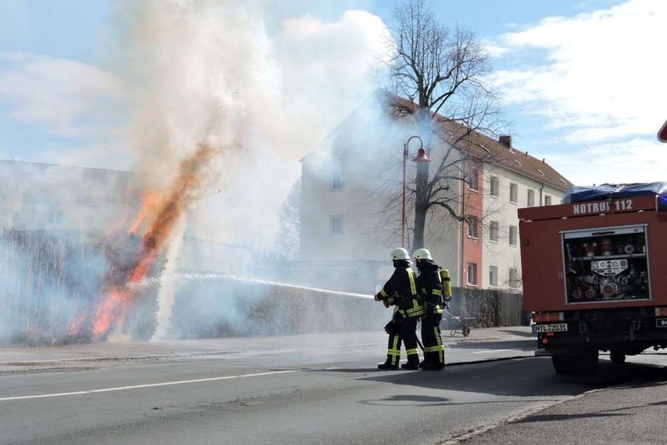 Durch die heftigen Windböen schlugen die Flammen meterhoch und drohten, auf ein anliegendes Wohnhaus überzugreifen.