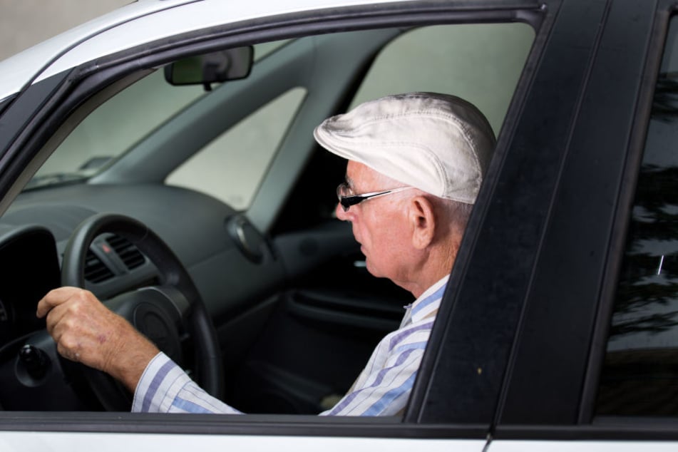 Ein älterer Herr verursachte jetzt erneut einen Unfall. (Symbolbild)