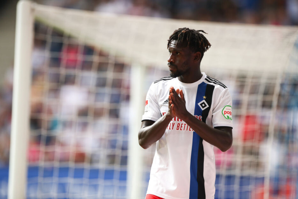 Bakery Jatta wird nach seinem Tor gegen Hannover 96 von den Fans gefeiert.