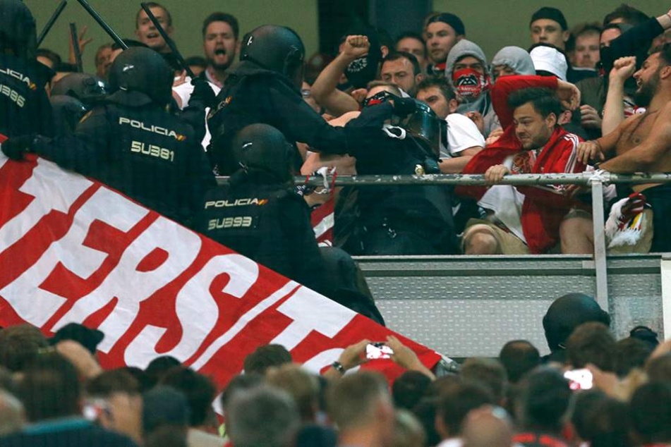 Polizisten gingen mit Schlagstöcken auf die Fans los.