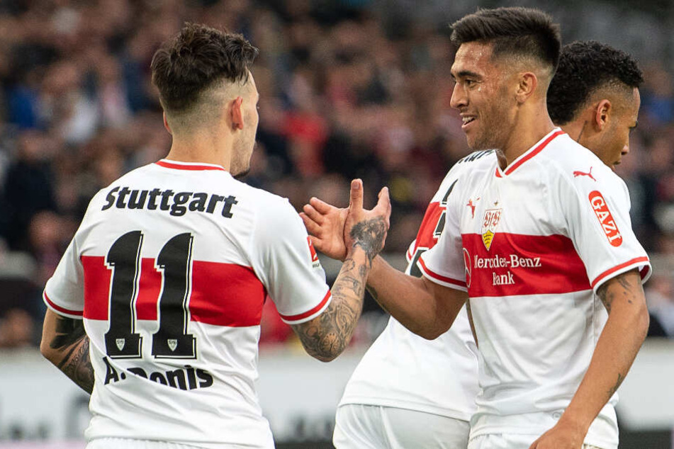 VfB-Stürmer Nicolás González (rechts im Bild) schlägt mit Teamkollege Anastasios Donis ein.