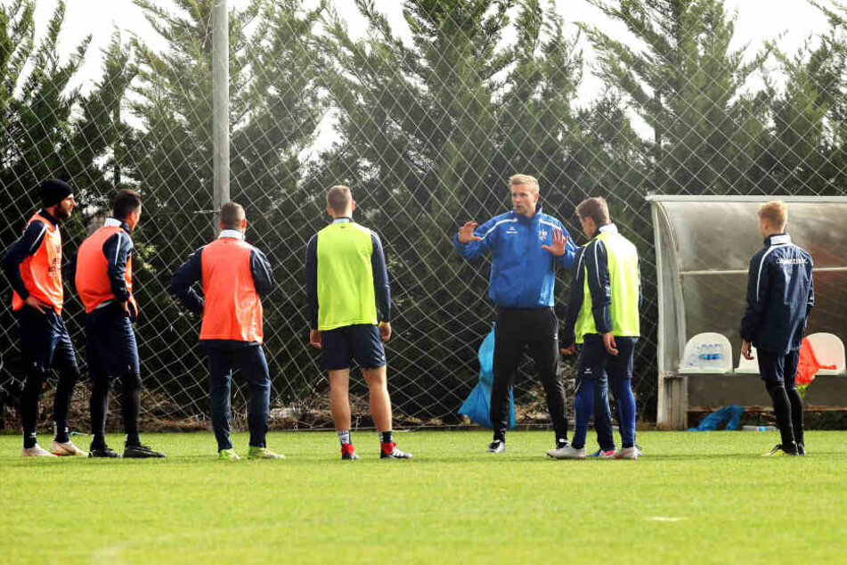 Die Palmen biegen sich vom Wind, wenigstens scheint mal die Sonne: Trainer David Bergner und sein Team erlebten täglich andere Bedingungen. Die Rasenplätze im Sidestar Sports Complex waren aber stets in einem Topzustand.