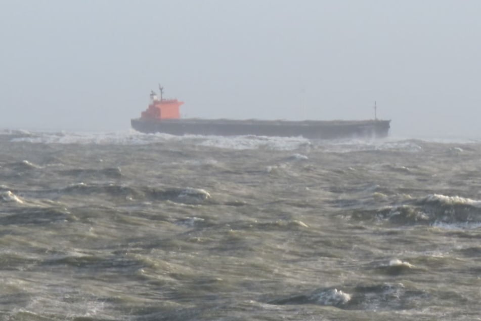 Der Frachter "Glory Amsterdam" treibt in der Deutschen Bucht vor Langeoog.