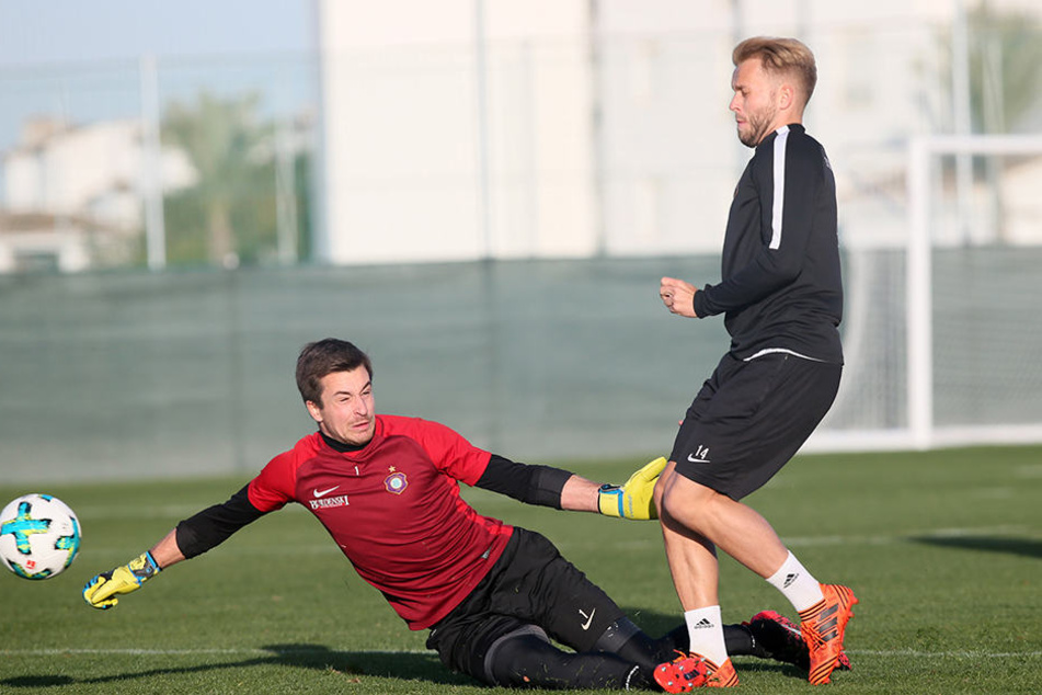 Allein vor Keeper Martin Männel: Stürmer Pascal Köpke beim Torschusstraining im Spanien-Camp. Im Training klapp(t)en die Abschüsse.