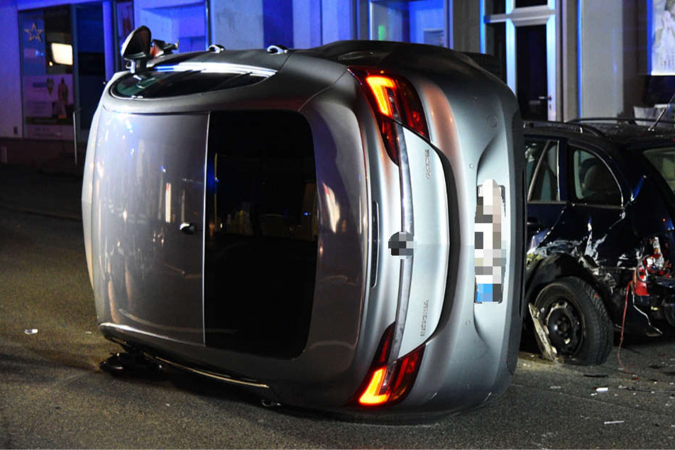 Der Wagen kam auf seiner Seite mitten auf der Bundesstraße 3 zum Stehen.