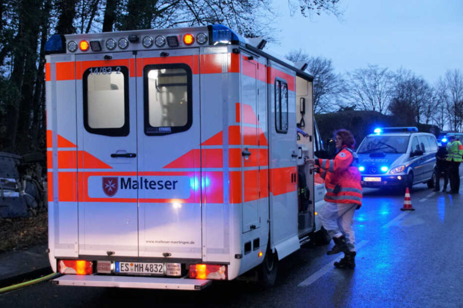 Der 20-jährige Fahrer wurde von einem Rettungsdienst ins Krankenhaus gebracht.