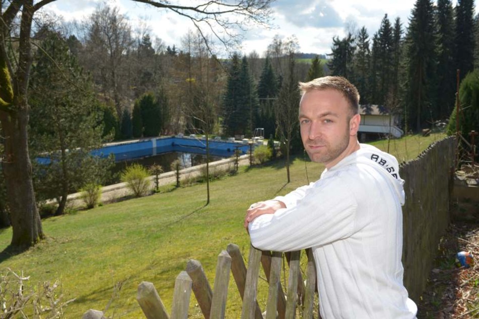 Eine Bürgerinitiative will das beliebte Erfenschlager Freibad retten. Felix Kreißel ist der Sprecher der Initiative.