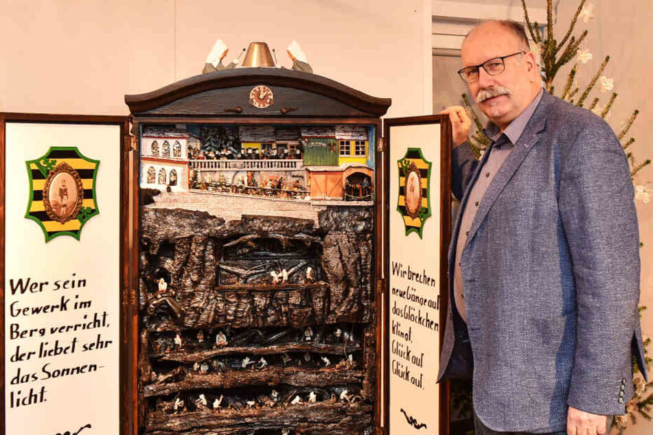 Igor Jenzen (64) vor einem Bergwerksmodell in seinem Museum.