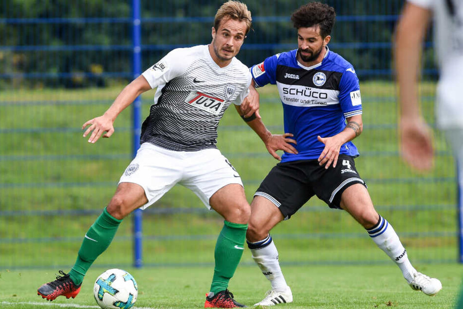 Nils Teixeira (re.) hier im Zweikampf im Testspiel gegen Preußen Münsters Sandrino Braun (li.).