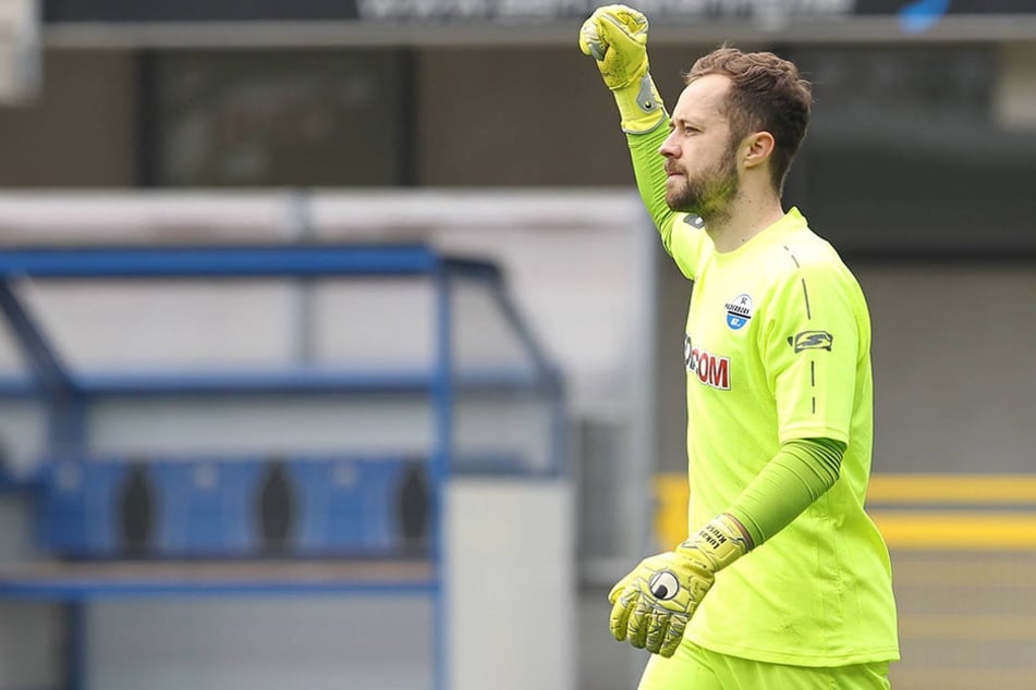 Matchwinner Lukas Kruse feiert seine Elfmeterparade mit der geballten Faust.