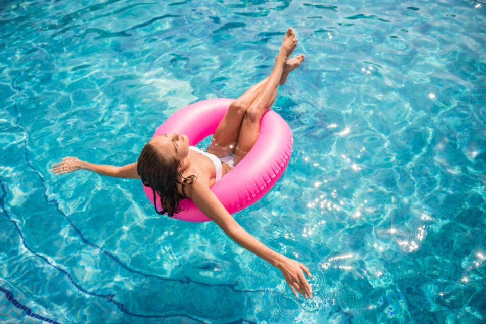 Relax! Sommer, Sonne, Pool - und ganz viel nackte Haut.
