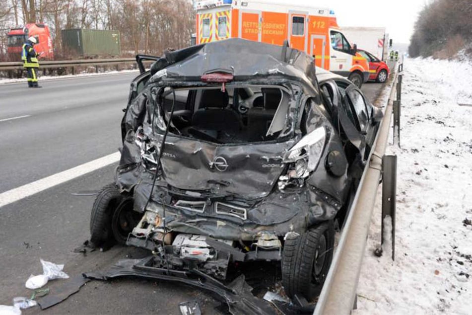 Der Lkw krachte mit vollem Tempo auf den Opel Corsa.