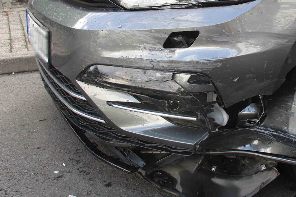 Das
Foto zeigt den gerammten VW Touran.