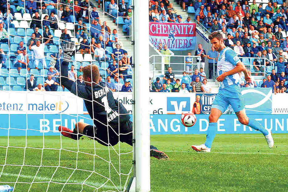 Dejan Bozic (r.) überwindet BAK-Schlussmann Pascal Kühn - einer seine bislang 15 Treffer in der laufenden Regionalliga-Saison. Kommt schon Montag gegen den FC Rot-Weiß Erfurt Nummer 16 hinzu?