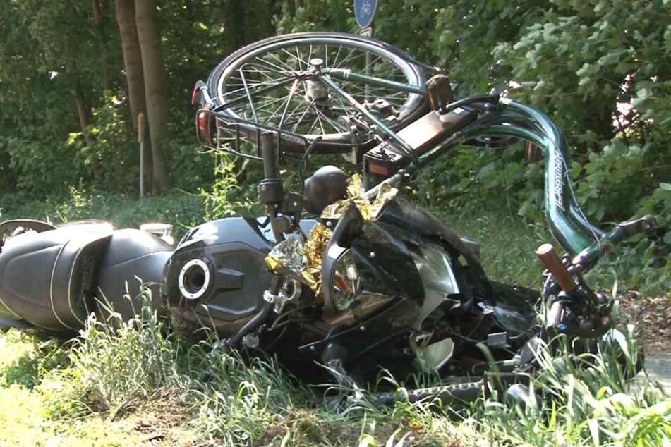 Ein Motorrad und ein Pedelec nach einem Unfall. (Symbolbild)