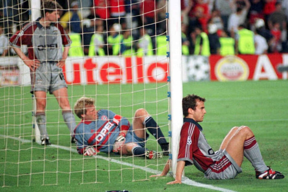 Oliver Kahn (M), Mehmet Scholl (r) und Michael Tarnat (L) sind am 26.05.1999 nach dem mit 1:2 verlorenen Champions League Finale gegen Manchester United in Barcelona enttäuscht.