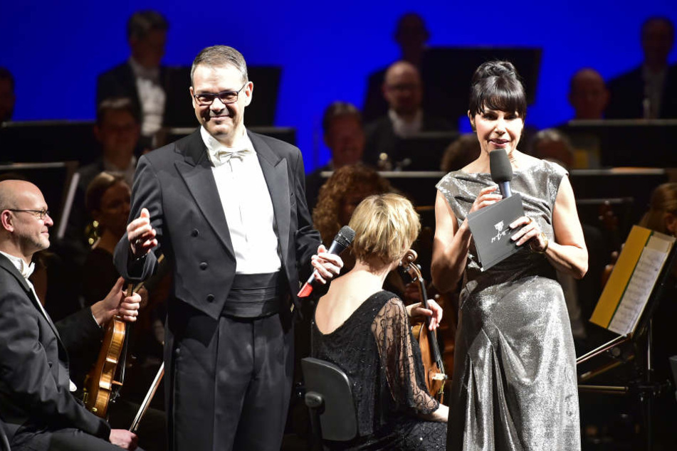 Generalintendant Christoph Dittrich und Katrin Weber eröffneten den Abend. Die Moderatorin glänzte in einem Kleid der Münchner Designerin Sonja Kiefer.