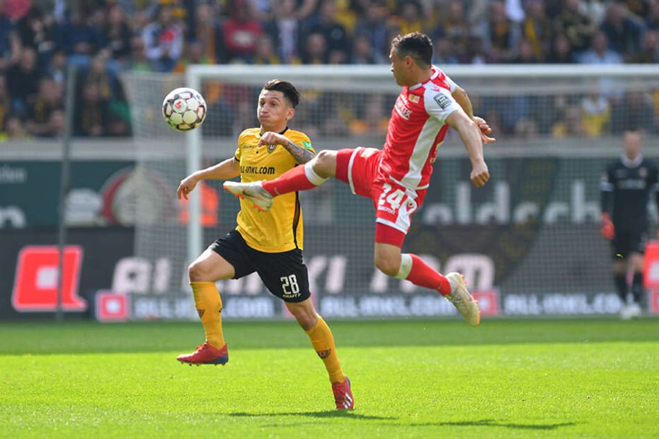 Mittelfeldmann Baris Atik (l.) kam nur selten an seinen Gegenspielern wie Manuel Schmiedebach vorbei.