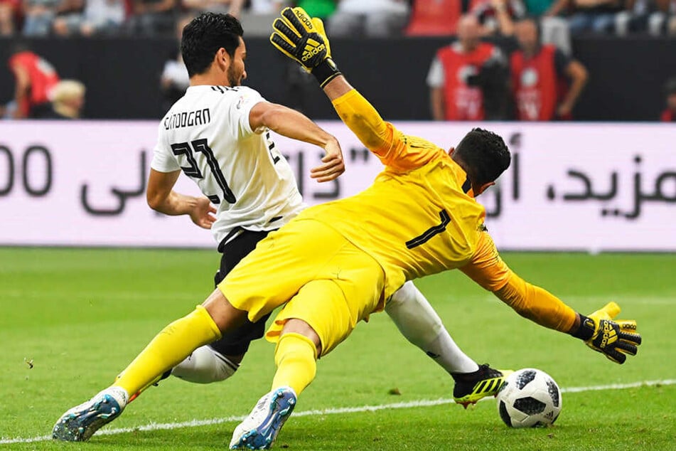 Ein Parade nach der anderen: Der saudische Torhüter Abdullah Al-Mayouf bewahrte seine Mannschaft mehrfach vor einer höheren Niederlage. Hier rettete er klasse gegen Ilkay Gündogan.