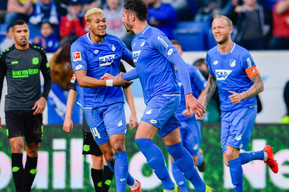 Zwei Torschützen im Glück: TSG-Angreifer Ishak Belfodil (Bildmitte) jubelt über seinen Treffer zum 2:0 mit Joelinton (links davon), der zur Führung einnetzte.