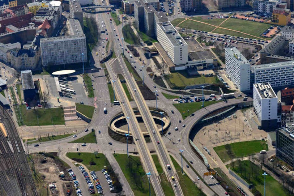 Der Hallesche Riebeckplatz liegt unmittelbar neben dem Hauptbahnhof. (Archivbild)