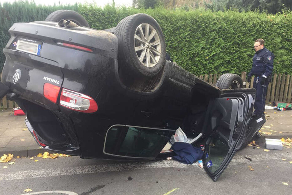 Der VW Tiguan blieb schließlich auf dem Dach liegen.