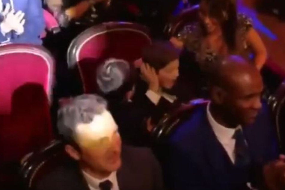 Freude oder Zoff? Mateo (4) und Thiago (7) während der Verleihung des Ballon d'Or in Paris. Antonella Roccuzzo (31), Messis Ehefrau und Mutter der beiden Sprösslinge, sitzt daneben.