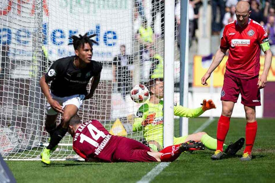 Mit diesem Tor schoss Etienne Amenyido (li.) den VfL Osnabrück zurück in die 2. Liga.
