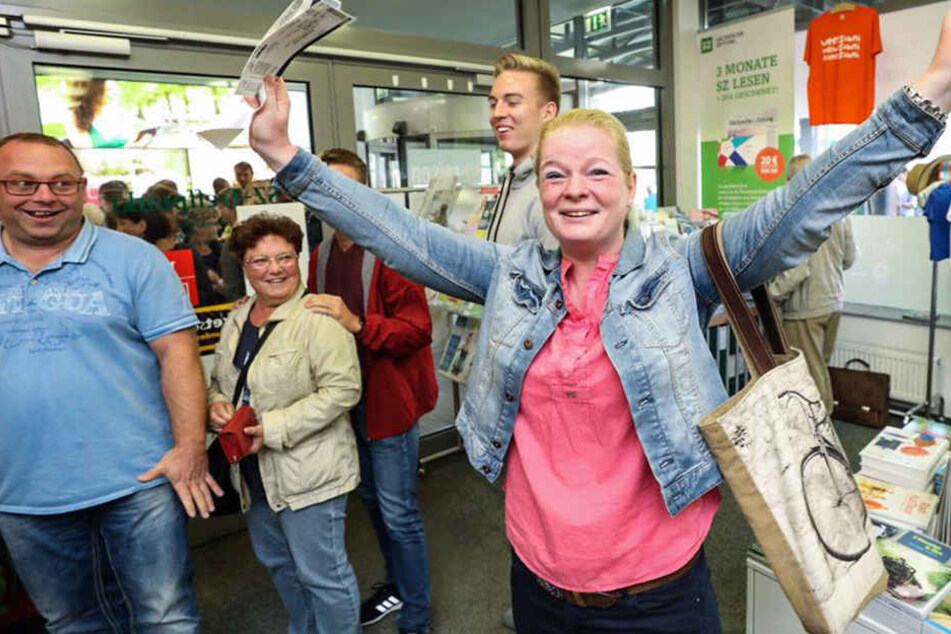 Caro Höhnel (39) hält die begehrten Tickets in der Hand.