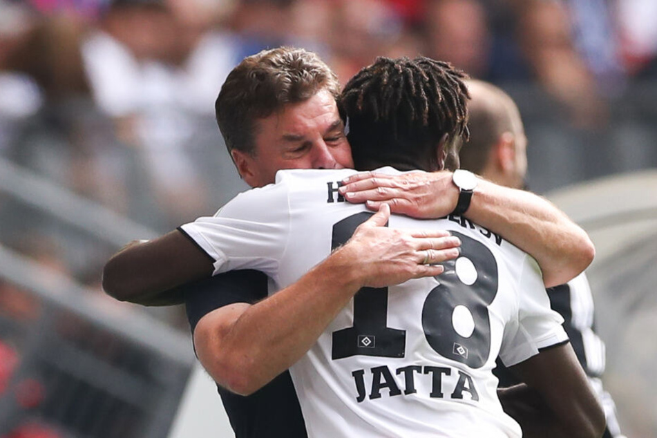 Nach seinem Tor gegen Hannover 96 lief Bakery Jatta direkt zu HSV-Trainer Dieter Hecking.
