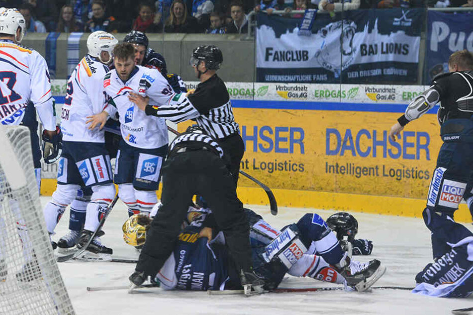 Wilde Prügelei - danach ging es für Spieler beider Mannschaften in die Kühlbox.