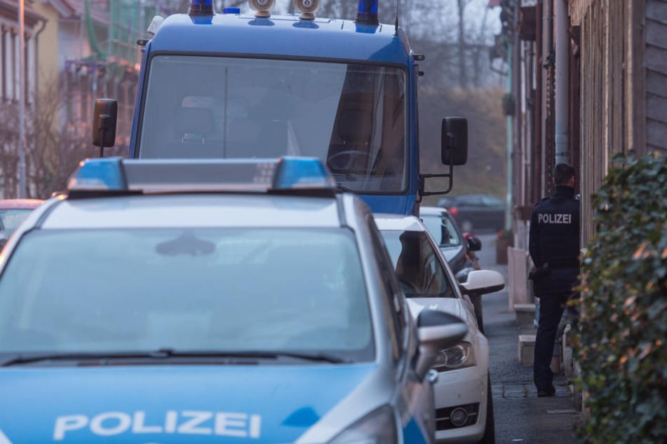 Die Polizei sichert noch Spuren am Tatort.