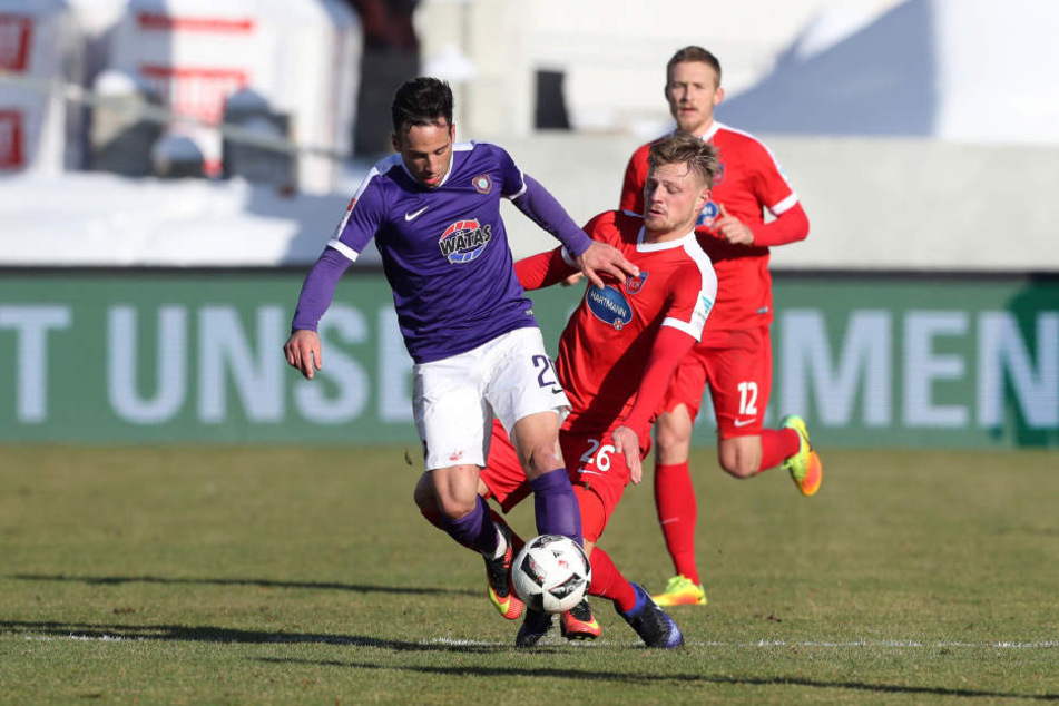 Calogero Rizzuto (l.,Aue) und Marcel Titsch-Rivero (r., Heidenheim).