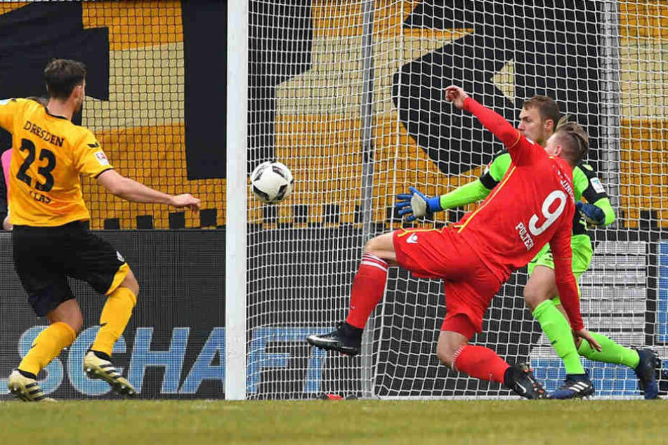 Hier scheiterte Sebastian Polter an Dynamo-Torwart Marvin Schwäbe.