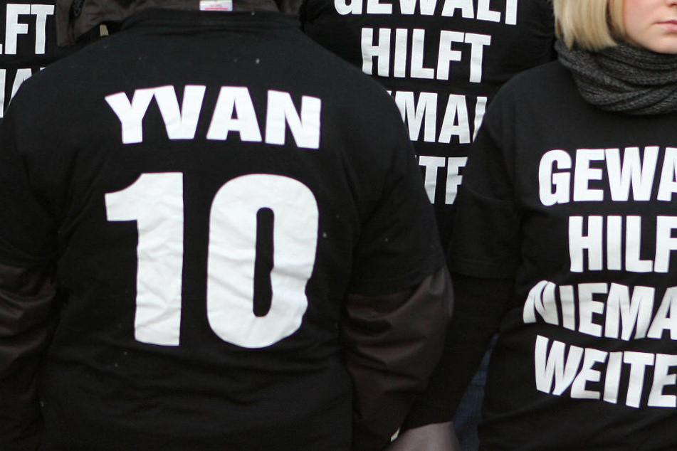 Freunde des ermordeten Yvan S. trugen vor dem Landgericht T-Shirts mit der Aufschrift "Gewalt hilf niemals weiter" und "Yvan 10" für die Rückennummer des ehemaligen Handballspielers.