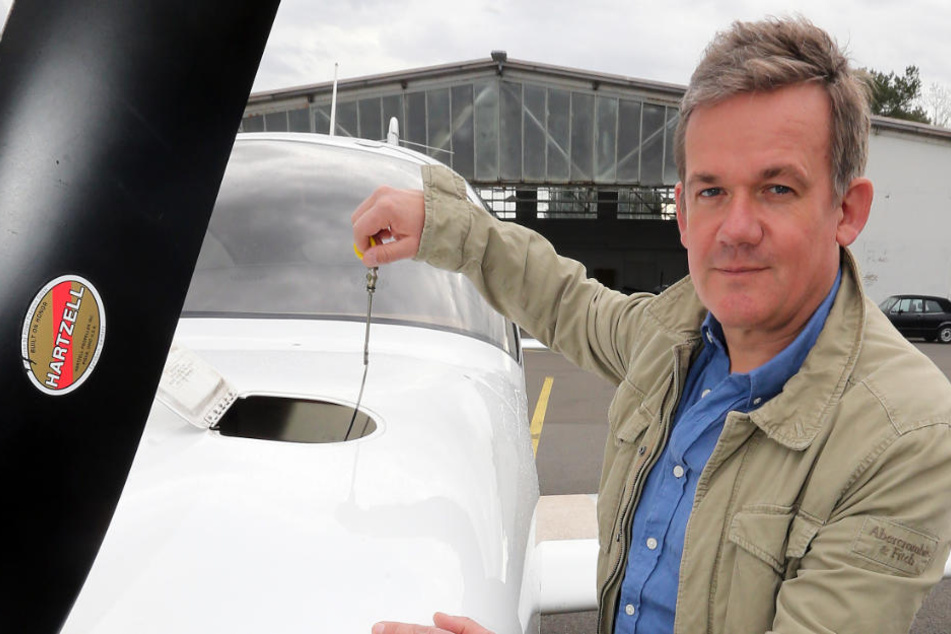 Hobbypilot Jens Brüggehofe (50) steht vor seiner Cirrus SR20.