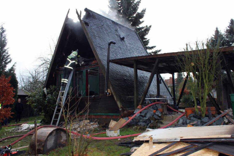 Die Feuerwehr war mehrere Stunden mit Brand beschäftigt.