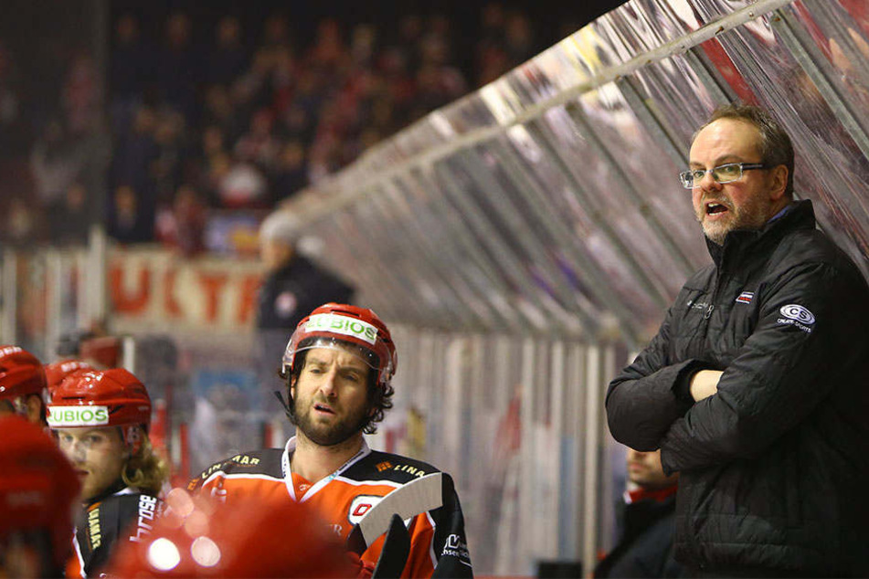Lange Gesichter auf der Eispiraten-Bank, auch beim Interims-Coach.