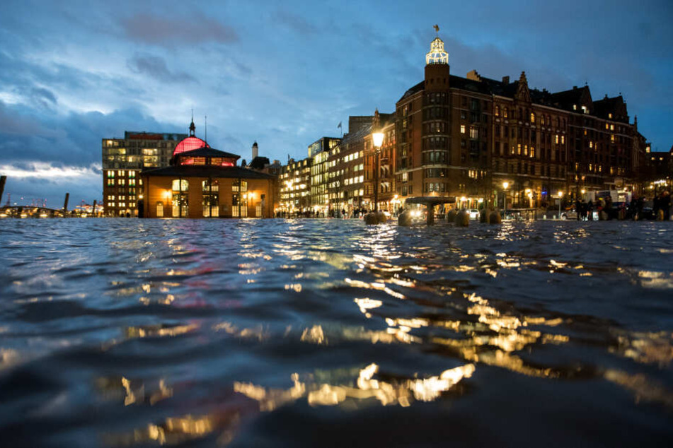 Der Fischmarkt in Hamburg steht unter Wasser.