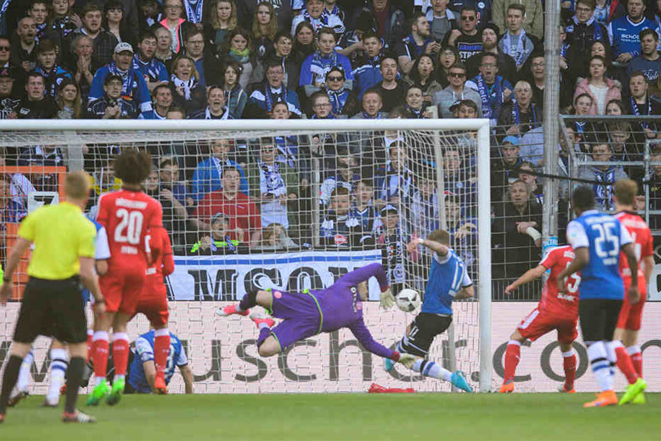 Der Freistoß zur 1:0-Führung: Julian Börner ist noch hauchdünn mit der Sohle dran.