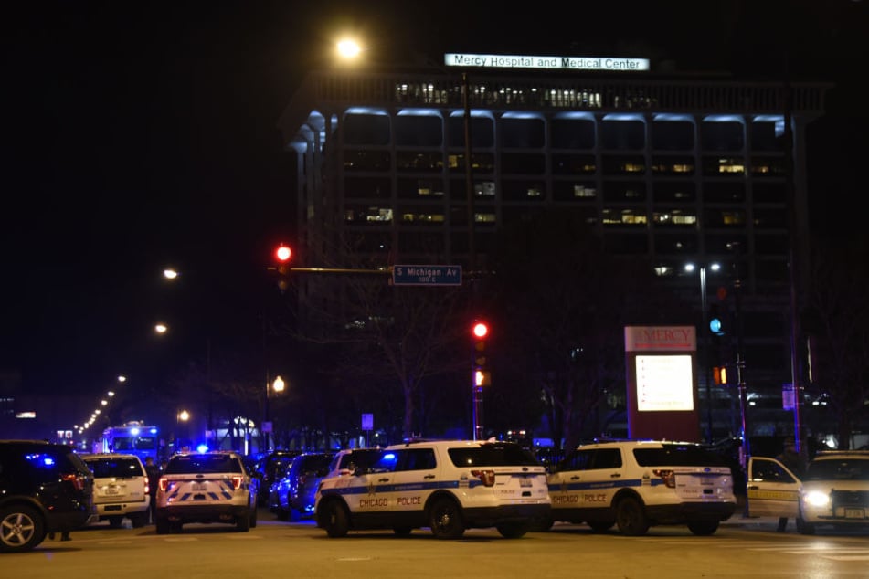 Ein riesiges Polizeiaufgebot steht vor dem Merci Hospital im US-amerikanischen Chicago.