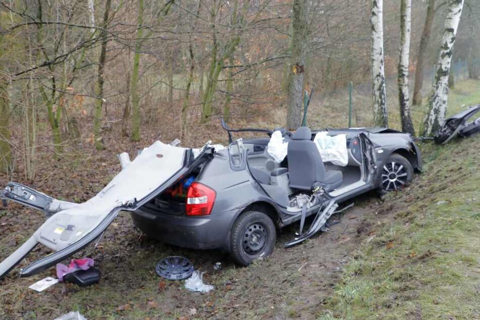 Um den eingeklemmten Fahrer zu befreien musste der Wagen fast komplett zerlegt werden.