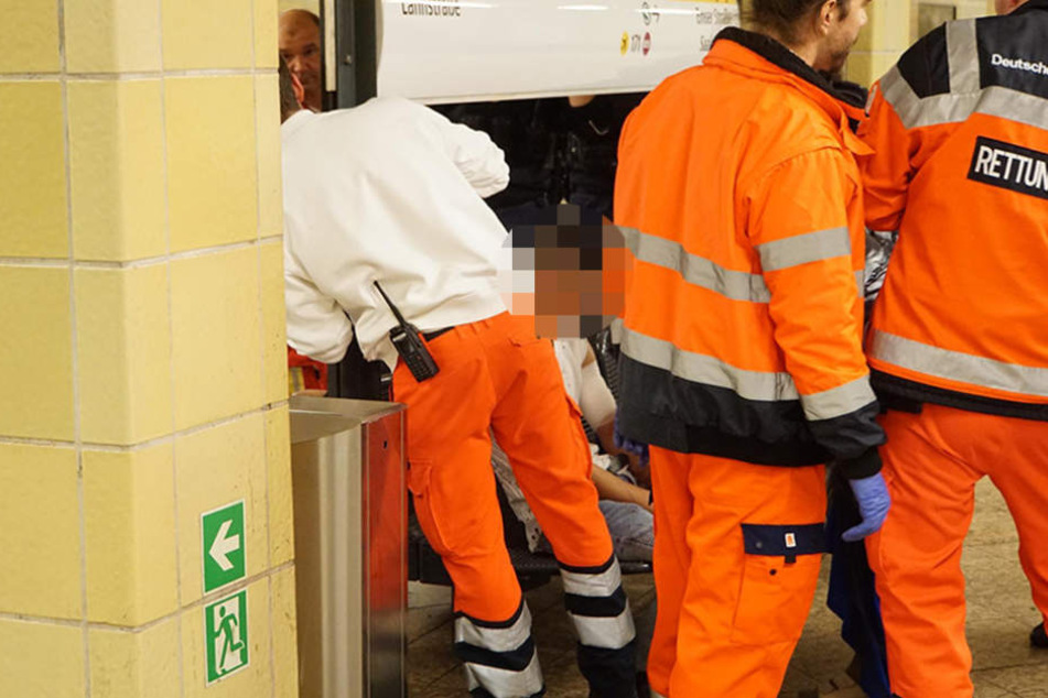 Einer der jungen Männer erlitt offenbar eine Schnittwunde am Oberarm. Die Sanitäter versorgten noch vor Ort medizinisch.