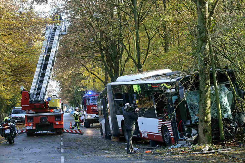 In Duisburg kam es am Mittwochmorgen zu einem schweren Busunfall.